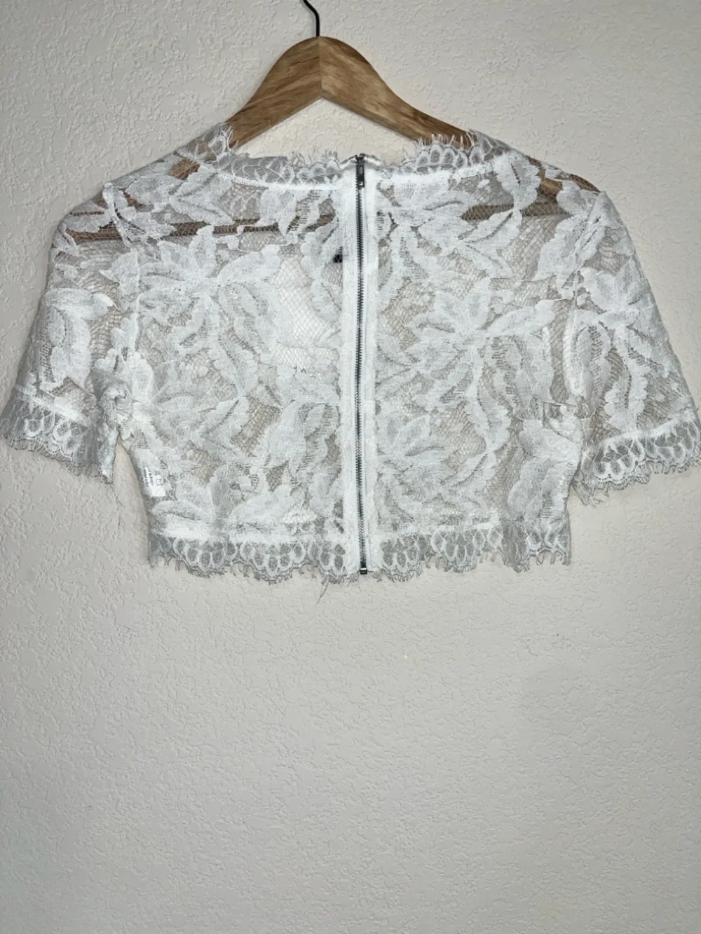 NWT Naked Wardrobe White Romantic Lace Statement Scalloped Hem Cropped Top S - Picture 2 of 7